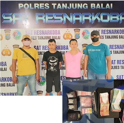 kedua pelaku, SL dan SN serta barang bukti diapit polisi