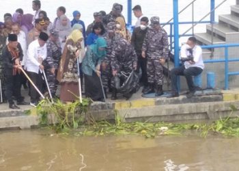 Ketua TP PKK Provinsi Sumatera Utara (Sumut) Nawal Edy Rahmayadi didampingi Walikota Tanjungbalai H. Waris Thalib bersama Danlanal TBA Letkol Laut (P) Aan Prana Tuah Sebayang, S.E., D.W.C secara simbolis mengambil sampah yang mengapung di perairan Sei Asahan