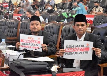Fraksi PKS DPRD Medan melakukan penolakan kenaikan BBM. (Foto Romulo)