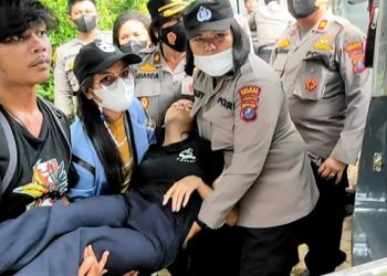 Sejumlah Polwan Polres Siantar saat menolong salah satu mahasiswi yang pingsan saat Unras tolak BBM