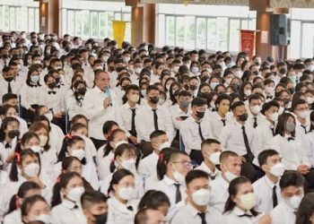 Gubernur Sumut Edy Rahmayadi memberikan motivasi kepada 2.000-an mahasiswa baru Universitas HKBP Nomensen. (Foto Ist)