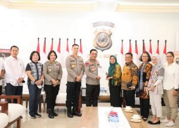 Kapolda Sumut Irjen Panca Putra Simanjuntak saat menerima Komnas Perlindungan Perempuan dan Anak Indonesia, Jumat (09/09) di Loby Ady Pradana Polda Sumut. (Foto Ist)