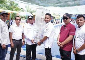 Wali Kota Tanjungbalai Waris Tholib menyerahkan Piala Bergilir Wali Kota kepada Ketua Pengcab PRSI Tanjungbalai, Ilham Lubis