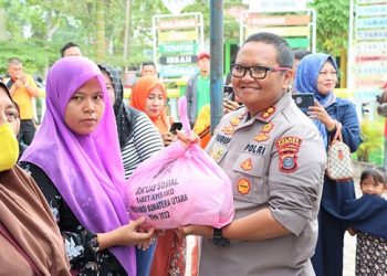 Kapolres Tanjungbalai AKBP Ahmad Yusuf Afandi SIK, MM saat berikan bansos kepada masyarakat secara simbolis