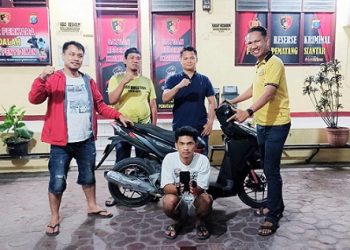 Pelaku Wahyu Hatorangan Manalu dan barang bukti diapit Tim Jahtanras Sat Reskrim Polres Siantar 