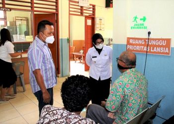 Wali Kota Siantar Susanti saat berdialog dengan tenaga medis dan beberapa pasien di Puskesmas Singosari