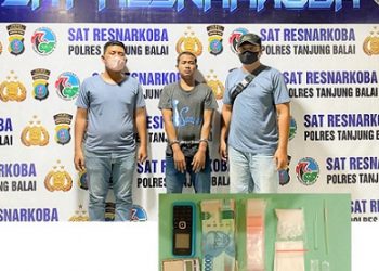Pelaku A alias AB diapit Polisi dan barang bukti yang disita