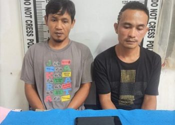 Kedua pelaku, Hartoni dan Kurnia Syahputra Haloho alias Ndek beserta barang bukti