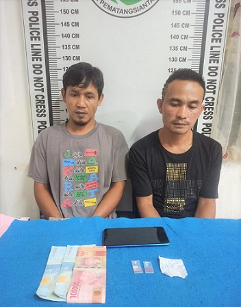 Kedua pelaku, Hartoni dan Kurnia Syahputra Haloho alias Ndek beserta barang bukti
