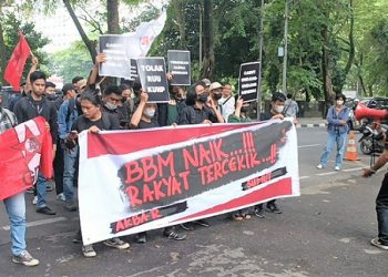 Demo Penolakan Kenaikan BBM di Gedung DPRD Sumut. (Foto Ist)