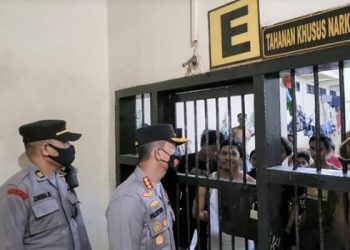 Kaporestabes Medan Kombes Pol Valentino Alfa Tatareda meninjau kondisi rumah tahanan polisi (RTP) Polrestabes Medan. (Foto Ist)
