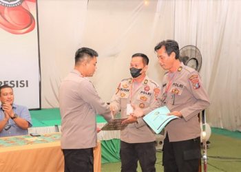 Kasi Humas Polres Siantar AKP Rusdi Ahya SH menerima hadiah atas keberhasilan meraih Juara I Perlombaan Fotografii Jajaran Polda Sumut
