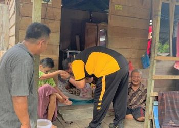 Kapolres TanjungbaIai AKBP Ahmad Yusuf Afandi SIK. MM, memberikan bantuan berupa Sembako kepada masyarakat kurang mampu