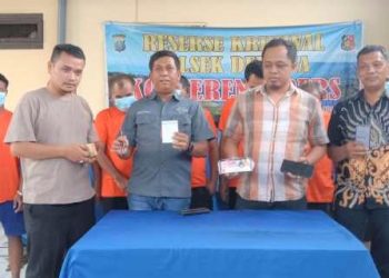 Polsek Deli Tua memaparkan hasil tangkapan para pelaku judi. (Foto Ist)