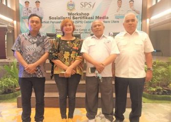 Ketua SMSI Sumut, Ir Zulfikar Tanjung photo bersama Penasihat SMSI Sumut Roni Purba dan Sekretaris Erris J Napitupulu