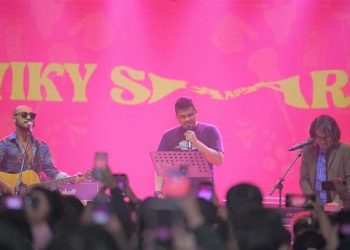 Bobby Nasution diiringi musisi Vicky Sianipar tampil di M Blok Space, Jakarta membawa lagu Batak. (Foto Ist)