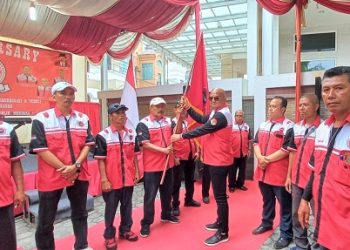 Anggota DPRD Medan sekaligus Ketua IRC, Robi Barus saat melantik pengurus IRC. (Foto Romulo)
