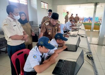 Wali Kota Tanjungbalai H Waris Tholib didampingi Pelaksana tugas (Plt) Kepala Dinas Pendidikan dan Kebudayaan Hj Delima monitoring hari pertama pelaksanaan Asesmen Nasional Berbasis Komputer (ANBK) tingkat SMP, disekolah SMP Negeri 2 Tanjungbalai