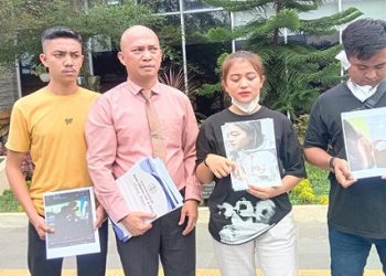 Karyawati cafe yang dianiaya memberikan keterangan usai membuat laporan di Polda Sumut. (Foto Ist)