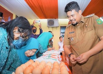 Bobby Nasution, Wali Kota Medan saat membuka pasar murah. (Foto Ist)