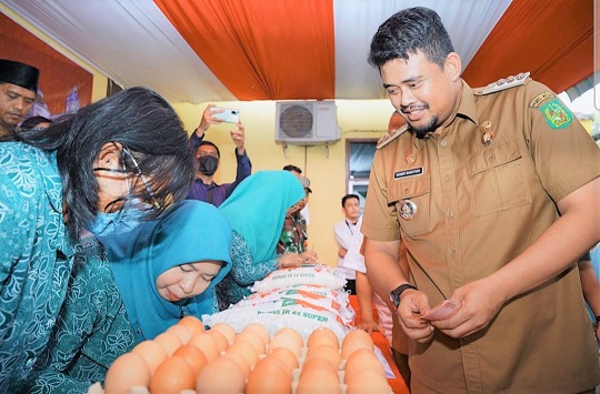 Bobby Nasution, Wali Kota Medan saat membuka pasar murah. (Foto Ist)