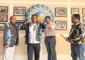 Ketua DPP IPK Ferdinand Bastian Panggabean memakai jas IPK kepada Rahudman Haraharap. (Foto Ist)