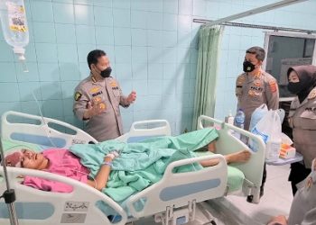 Kapolrestabes Medan Kombes Pol Valentino Alfa Tatareda menjeguk Bripda Raditya Firmansyah. (Foto Ist)