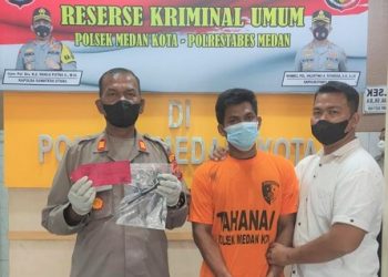 Pelaku pencurian daun pintu dan lampu hias yang ditangkap Polsek Medan Kota. (Foto Ist)