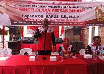 Robi Barus, anggota DPRD Medan saat Sosialisasi Produk Hukum Daerah Kota Medan No.6 Tahun 2015 Tentang Pengelolaan Persampahan di Jalan Laboratorium, Kelurahan Kesawan, Kecamatan Medan Barat, Sabtu (24/9/2022). (Foto Romulo)