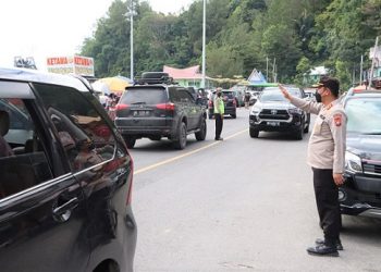 Kapolres Simalungun Pimpin Langsung Gatur Lalin Guna Antisipasi Macet di Parapat