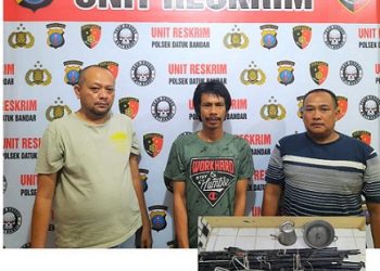 Pelaku Akhmad Darmadi Alias Mamuk Alias Nyamuk diapit polisi dan barang bukti