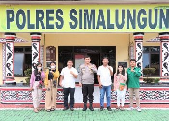 Kapolres Simalungun AKBP Ronald F.C Sipayung, S.H, S.I.K, M.H photo bersama dengan Pengurus SALING Usai audiensi