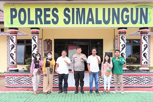 Kapolres Simalungun AKBP Ronald F.C Sipayung, S.H, S.I.K, M.H photo bersama dengan Pengurus SALING Usai audiensi