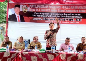 Hasyim SE saat menggelar Sosper ke IX Tahun 2022 gelombang ke dua produk hukum Pemko Medan No 4 Tahun 2012 tentang Sistem Kesehatan Kota Medan di Jl Pukat VII Gg Nauli Kel Bantan Timur Kec Medan Tembung. (Foto Ist)