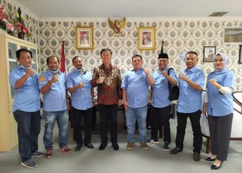 Ketua DPRD Medan, Hasyim menerima audiensi pengurus FSBPK Kota Medan dipimpin Ketua DPC FSBPK Kota Medan Joseph Sinaga. (Foto Ist)