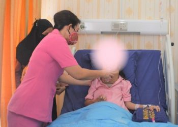 Ketua Bhayangkari Daerah Sumut Ny Rita Panca Putra bersama pengurus Bhayangkari menjenguk pasien anak korban luka bakar di RS Bhayangkara TK II Medan. (Foto Ist)
