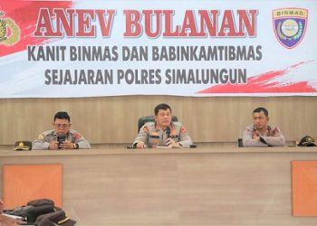 Kapolres Simalungun AKBP Ronald Fredy C Sipayung, S.H, S.I.K, M.H, saat memberikan arahan dalam kegiatan Analisa Evaluasi (ANEV) Bulanan Kinerja Personel Bhabinkamtibmas Sejajaran Polres Simalungun