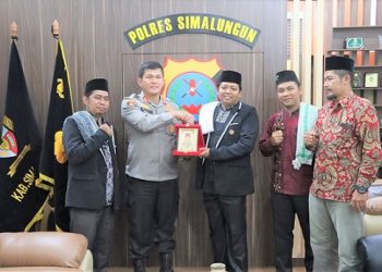 Ustad Dody Mahendra, S, Hi ketika menyerahkan plakat ucapan Selamat dan terima kasih kepada Kapolres Simalungun AKBP Ronald Fredy C Sipayung, S.H, S.I.K, M.H.