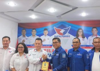 Ketua DPW Partai Perindo Sumut, Rudi Zulham Hasibuan saat menerima silaturahmi Ketua DPD Partai Demokrat Sumut, M Lokot Nasution. (Foto Romulo)