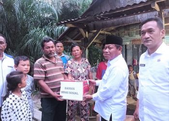 Wali Kota Tanjungbalai Serahkan Bantuan Kepada Warga Korban Kebakaran di Jalan Nyiur Kelurahan Pantai Johor