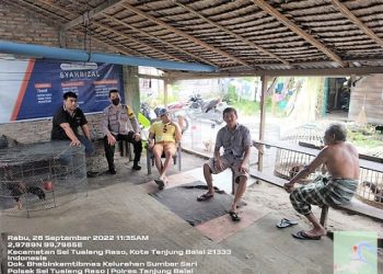 Puluhan massa dari Aliansi Masyarakat Cerdas melakukan aksi unjuk rasa di Kantor Kejatisu terkait Yayasan Pendidikan Nasional Masty. (Foto Romulo)