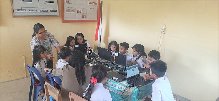 Polsek Dolok Panribuan memfasilitasi jaringan internet kepada anak Sekolah Dasar (SD) Negeri No. 091458 Siatasan yang bertempat di Ruang Bhayangkari Polsek Dolok Panribuan
