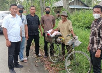 Kasatres Narkoba Polres Tanjungbalai Serahkan Bansos Kepada Warga Terdampak Kenaikan Harga BBM