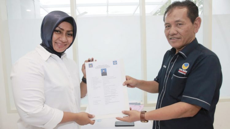 Lailatul Badri atau Lela saat mendaftar sebagai caleg di Partai Nasdem Sumut. (Foto Ist)