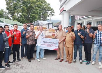 Bantuan diserahkan Mgr SS HC & Finance Jonggi Simamora, Mgr. Gov Service Frans Nadeak, Mgr. Network Telkomsel Aria Fathanah, Kakandatel Sibolga Fadlan Azmi, HeRO Sibolga Arjuna Siburian, dan Officer PKBL Miranda Nasution dan di terima langsung Bupati Taput, Drs. Nikson Nababan,