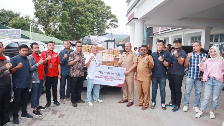 Bantuan diserahkan Mgr SS HC & Finance Jonggi Simamora, Mgr. Gov Service Frans Nadeak, Mgr. Network Telkomsel Aria Fathanah, Kakandatel Sibolga Fadlan Azmi, HeRO Sibolga Arjuna Siburian, dan Officer PKBL Miranda Nasution dan di terima langsung Bupati Taput, Drs. Nikson Nababan,