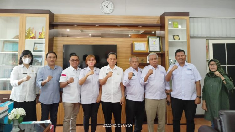 Kadisbudpar Sumut, Zumri Sulthony, saat menerima kunjungan audiensi Pengurus SMSI Sumut dan Panitia HPN 2023 SMSI di Sumut, di Kantor Disbudpar Sumut