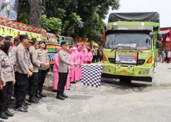 Kapolrestabes Medan Kombes Pol Valentino Alfa Tatareda melepas bantuan ke Tapanuli Utara (Taput). (Foto Ist)