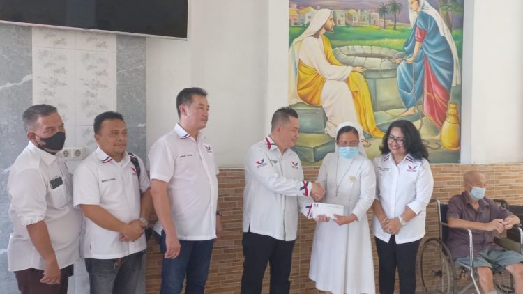 Perayaan HUT ke -8 DPW Partai Perindo Sumut di Panti Jompo Karya Kasih, Jalan Mongonsidi, Medan. (Foto Romulo) 