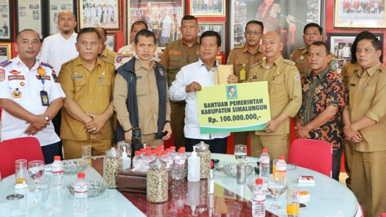 Bupati Simalungun menyerahkan bantuan sebesar Rp 100 juta kepada Bupati Taput Nikson Nababan